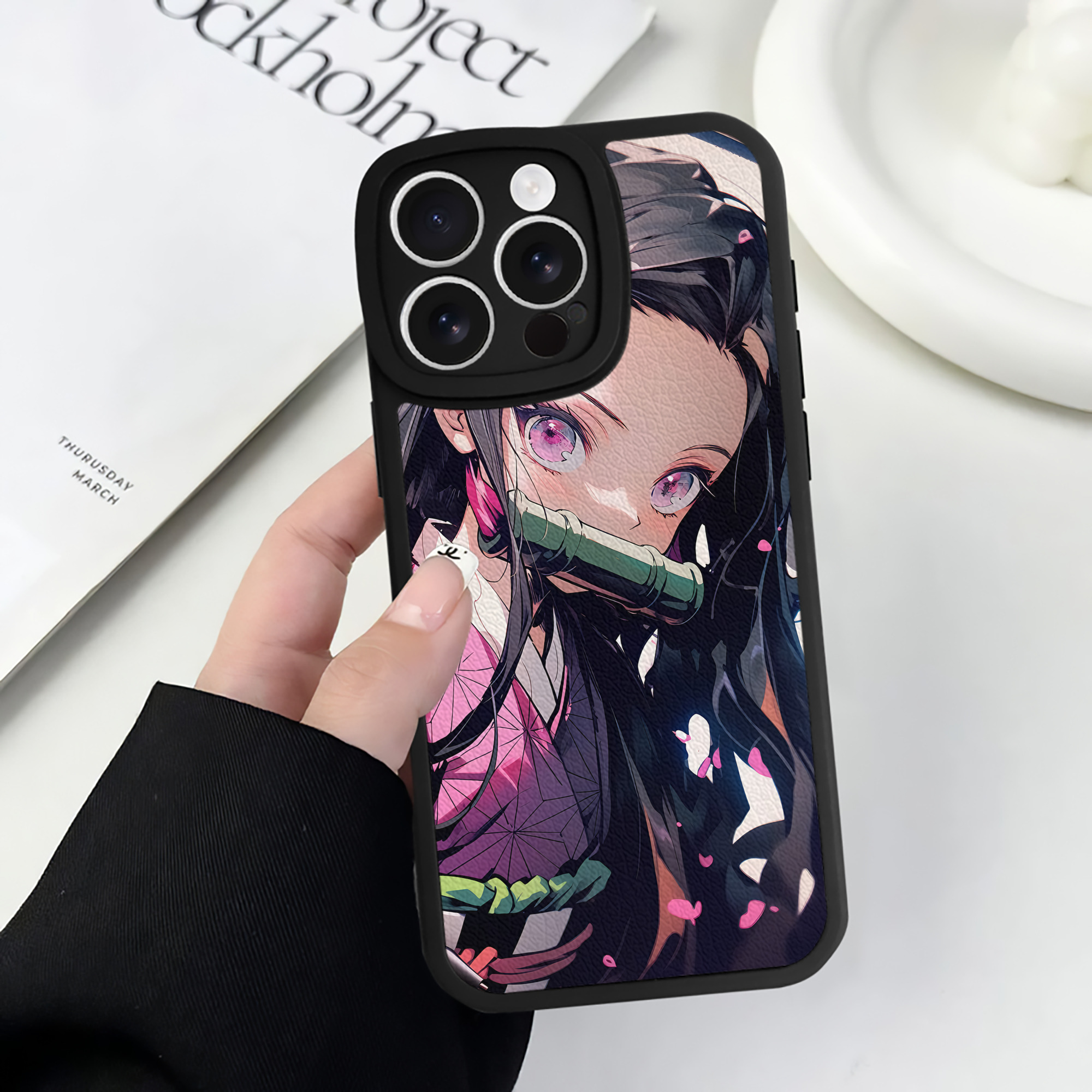 （画像用） 鬼滅の刃（きめつのやいば）竈門 禰󠄀豆子／かまど ねずこ Kamado Nezuko 【iPhone 16シリーズ対応】シリコンスマホケース（レザー調） 材質：シリコン